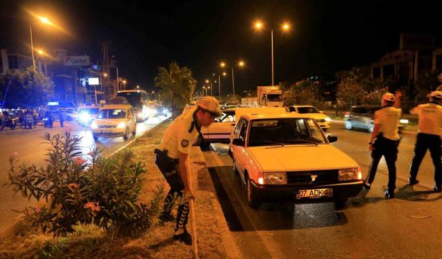 Antalya’da 4 araç birbirine girdi, yoldaki yağı gören trafik polisi küreği eline aldı