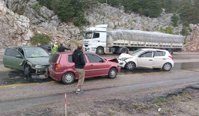 Antalya’da 4 araçlı zincirleme kaza: 5 yaralı