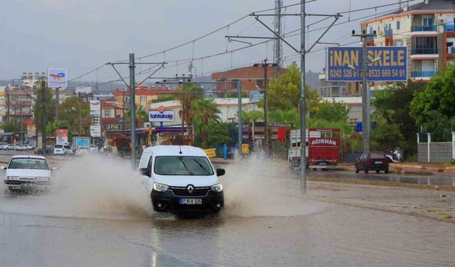 Antalya’da bir kilometre arayla iki mevsim yaşandı