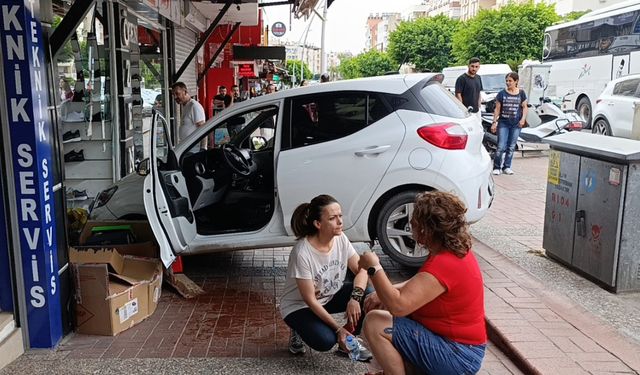 Kaldırımı aşan otomobil, ayakkabı mağazasına daldı