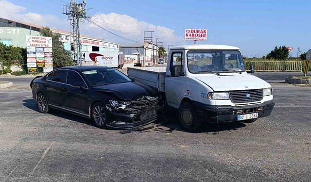 Manavgat’ta kamyonet ile otomobil çarpıştı: 1 yaralı