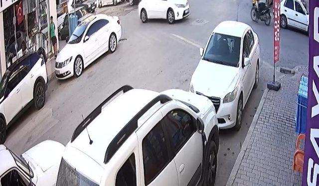 Motosikletli gencin otomobille çarpışma anı kamerada