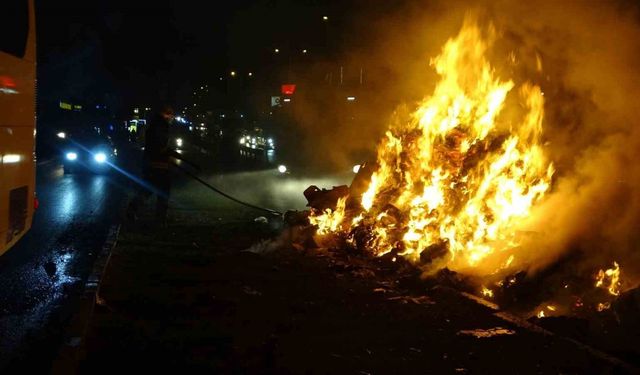 Antalya’da geri dönüşüm kamyonundaki atıklar alev aldı, dumanlar sürücülere zor anlar yaşattı