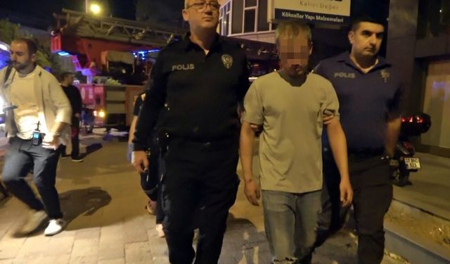 Evini yakıp dumandan etkilendi, sokağa dökülen apartman sakinleri ‘oksijen vermeyin’ diye tepki gösterdi