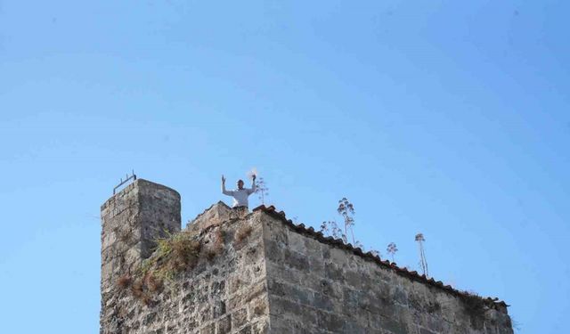 Kaleiçi’nde surların üzerine çıkan vatandaş, polisi alarma geçirdi