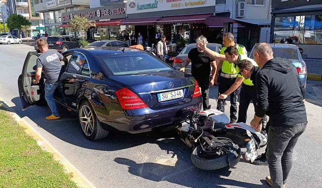 Motosiklet başka bir araca yol vermek için duran otomobilin altına girdi: 2 yaralı