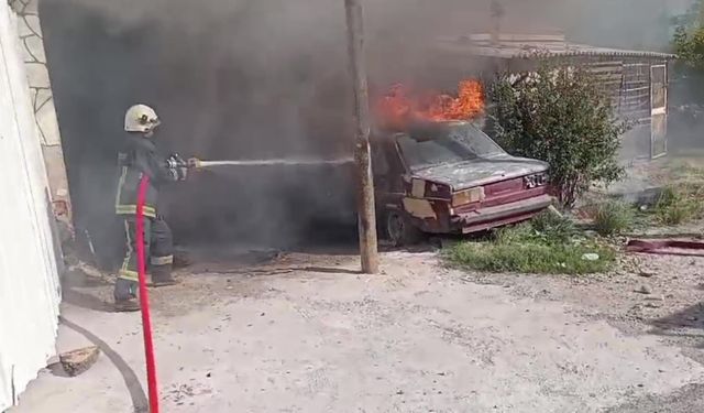 Park halindeki araç küle döndü, bitişiğindeki ikamete sıçramadan söndürüldü