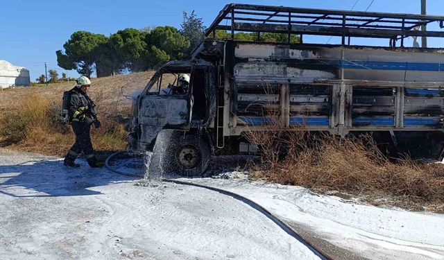 Seyir halindeyken alev alan kamyon kullanılmaz hale geldi