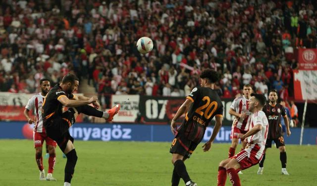 Trendyol Süper Lig: Antalyaspor: 0 - Galatasaray: 1 (İlk yarı)