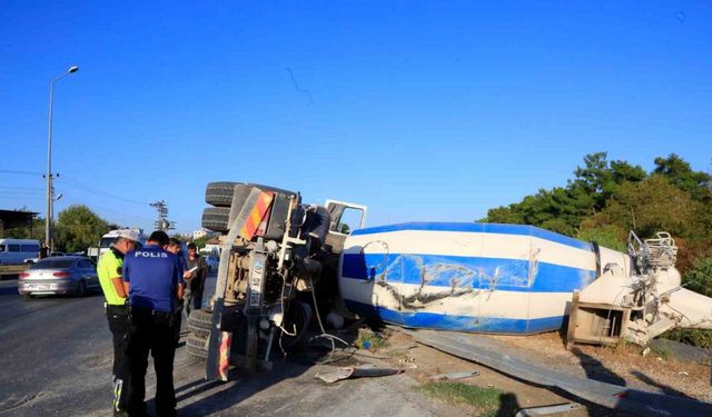 Virajı alamayan çimento yüklü beton mikseri yan yattı: 1 yaralı