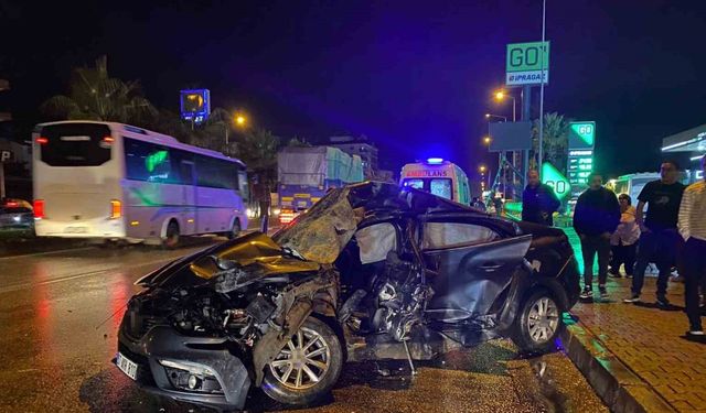 Antalya’da tur otobüsü otomobille çarpıştı: 20 yaşındaki sürücü hayatını kaybetti