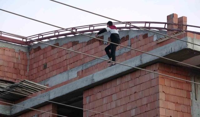 İnşaatın çatısına çıkan kadın, ekiplere ve ailesine ecel terleri döktürdü