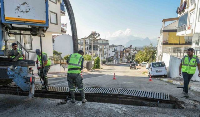 Kepez’de mazgallar vakumlu ekskavatörle temizleniyor