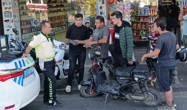 Kırmızı ışık ihlali yapan elektrikli bisiklet, motosiklete çarptı:1 yaralı