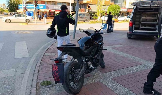 Motosikletinin plakasını okunmasın diye bereyle kapattı, cezadan kurtulamadı