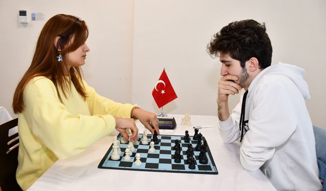 Sağlık çalışanları satranç turnuvasında bir araya geldi