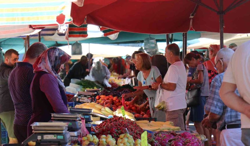 Alanya’da yaşayan yerleşik ve tatilci yabancılar alışverişte semt pazarını tercih ediyor