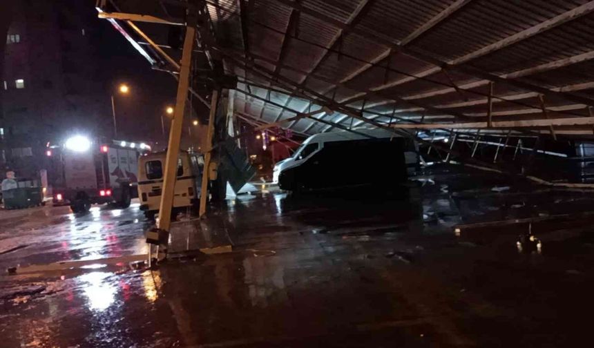 Antalya’da kapalı pazar yerinin çatısı fırtına nedeniyle çöktü