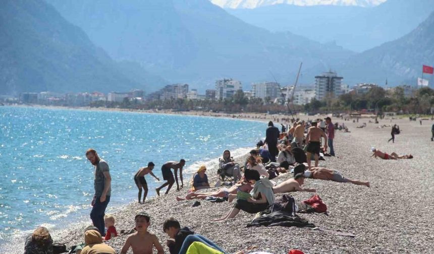Antalya’da sahildeki yoğunluk yazı aratmadı