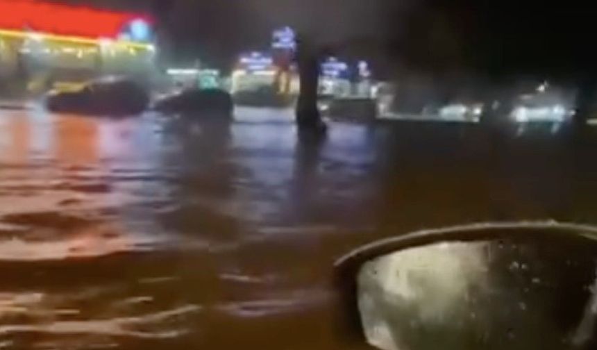Antalya’da kısa süreli sağanak ve fırtına yolları göle çevirdi