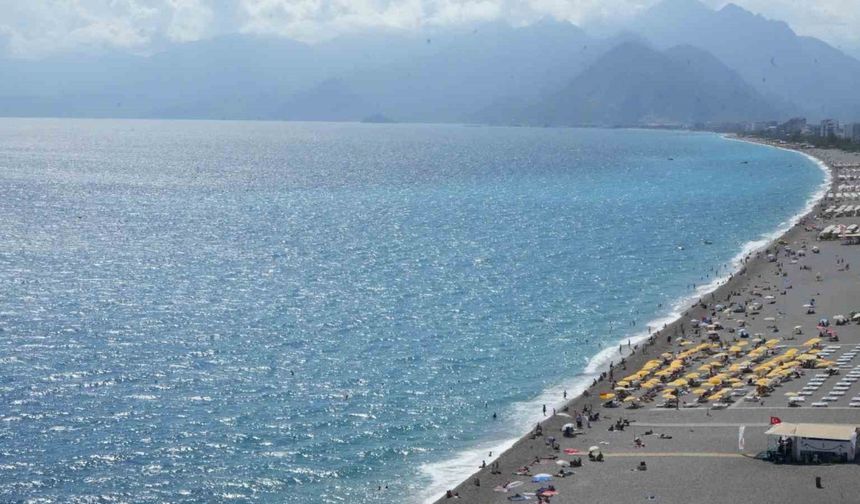 Antalya’da tatilciler dalgalarla keyifli dakikalar yaşadı