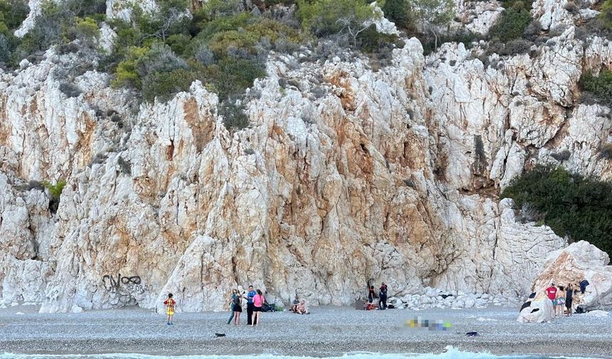 Kayalıklara tırmanan Alman turist metrelerce yükseklikten düşerek hayatını kaybetti