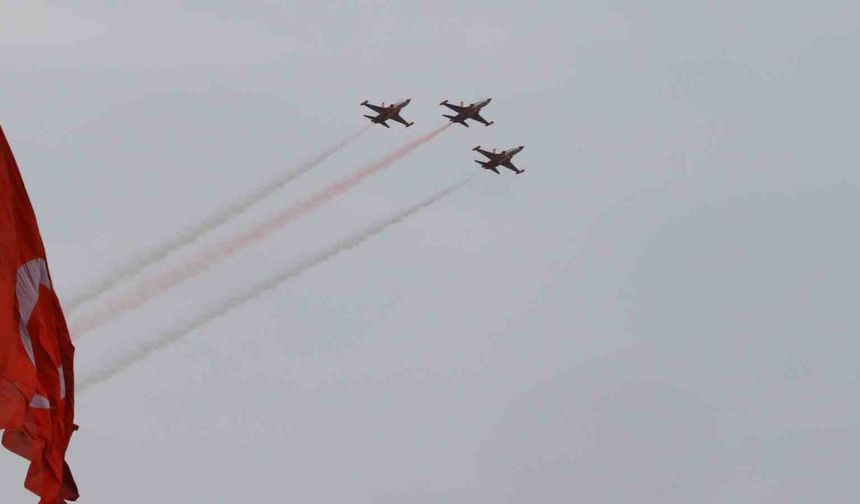 Türk Yıldızları’ndan Antalya’da ’Ataya Saygı Uçuşu’