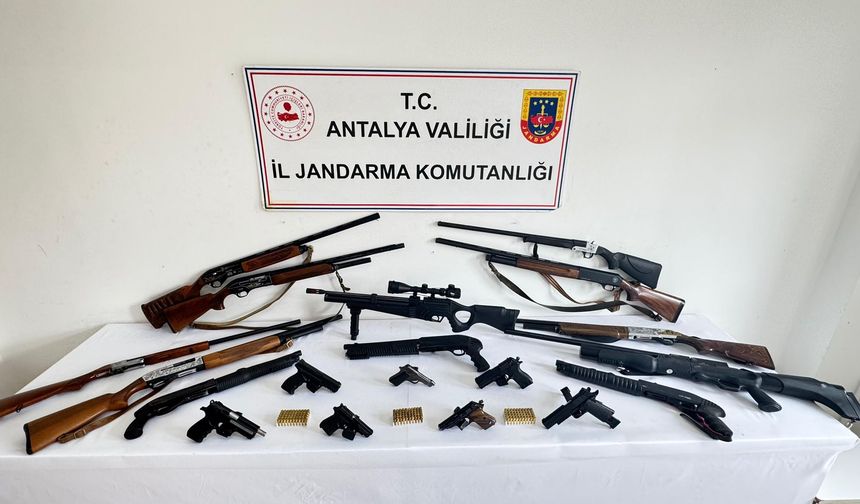 Alanya’da 8 ayrı adrese silah kaçakçılığı operasyonu