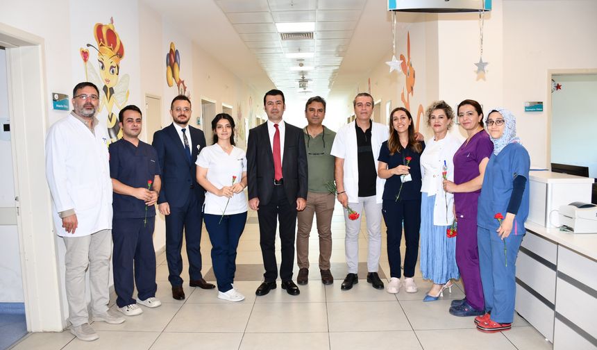 Hemşirelere karanfilli kutlama