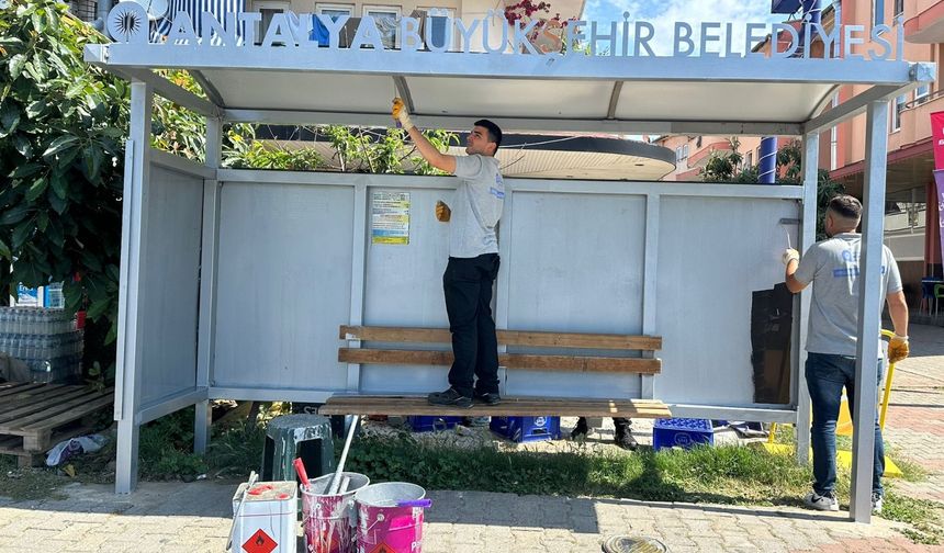 Alanya’da otobüs duraklarına bakım yapılıyor
