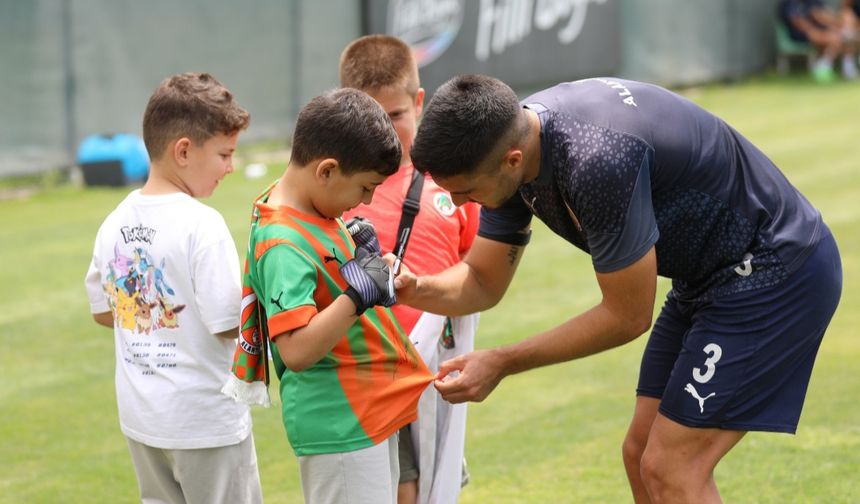C. Alanyaspor idmanına minik öğrencilerden ziyaret