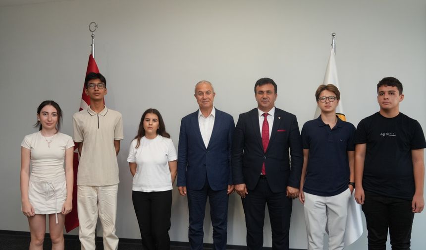 Alanya'nın gururları Başkan Özçelik'i ziyaret etti