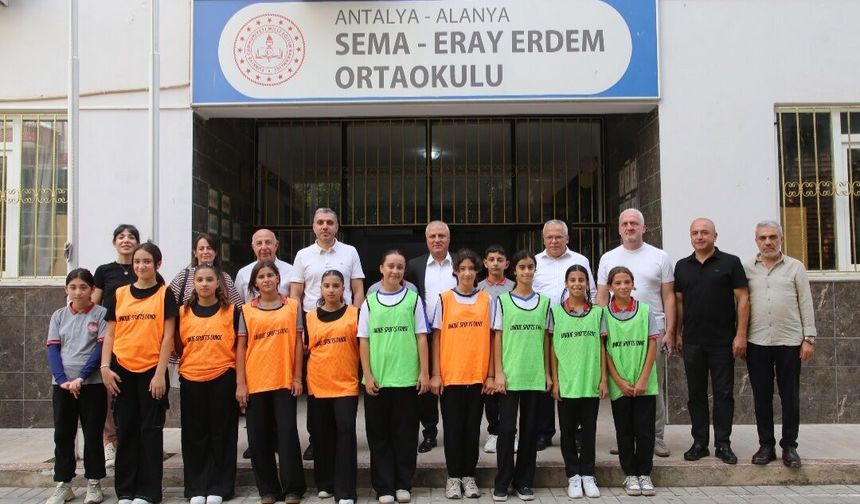 Başkan Erdem öğretmenlere çiçek, öğrencilere top hediye etti